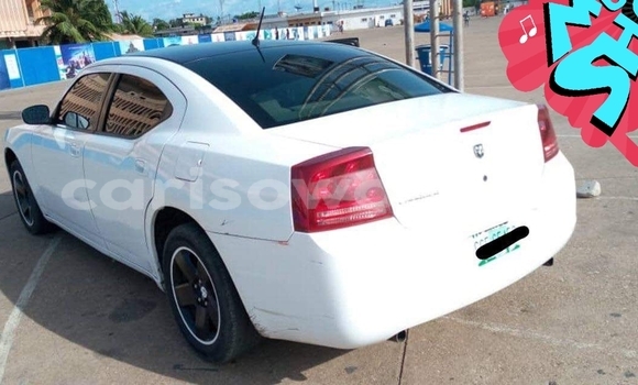 Sayi Na hannu Dodge Charger White Mota in Cotonou a Benin