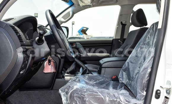 Acheter Neuf Voiture Toyota Land Cruiser Noir à Abomey, Benin Acheter Neuf Voiture Toyota Land Cruiser Noir à Abomey, Benin