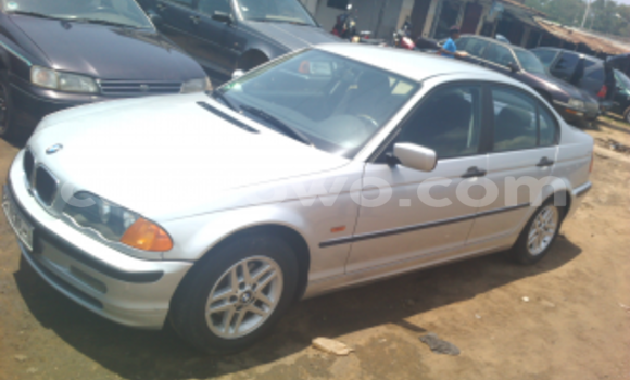 Sayi Na hannu BMW 3–Series White Mota in Cotonou a Benin