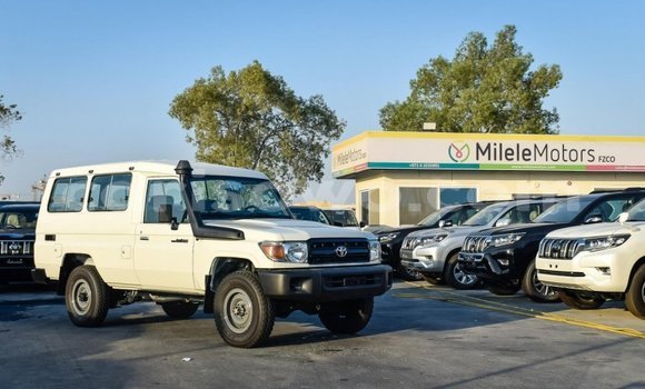 Acheter Neuf Voiture Toyota Land Cruiser Blanc à Abomey, Benin Acheter Neuf Voiture Toyota Land Cruiser Blanc à Abomey, Benin
