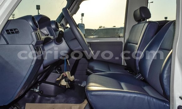 Acheter Neuf Voiture Toyota Land Cruiser Blanc à Abomey, Benin Acheter Neuf Voiture Toyota Land Cruiser Blanc à Abomey, Benin