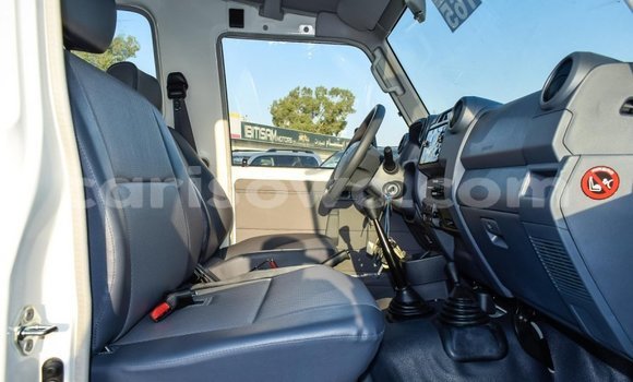 Acheter Neuf Voiture Toyota Land Cruiser Blanc à Abomey, Benin Acheter Neuf Voiture Toyota Land Cruiser Blanc à Abomey, Benin