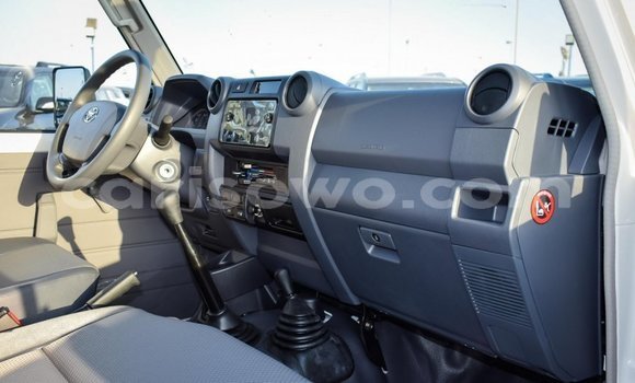 Acheter Neuf Voiture Toyota Land Cruiser Blanc à Abomey, Benin Acheter Neuf Voiture Toyota Land Cruiser Blanc à Abomey, Benin