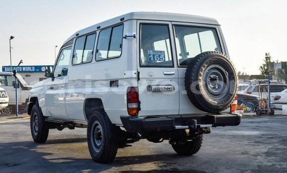 Acheter Neuf Voiture Toyota Land Cruiser Blanc à Abomey, Benin Acheter Neuf Voiture Toyota Land Cruiser Blanc à Abomey, Benin