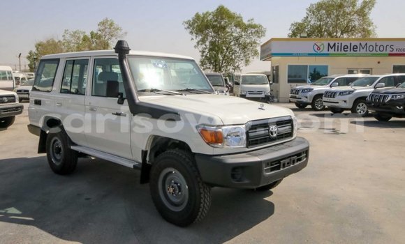 Acheter Neuf Voiture Toyota Land Cruiser Blanc à Abomey, Benin Acheter Neuf Voiture Toyota Land Cruiser Blanc à Abomey, Benin