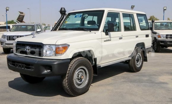 Acheter Neuf Voiture Toyota Land Cruiser Blanc à Abomey, Benin Acheter Neuf Voiture Toyota Land Cruiser Blanc à Abomey, Benin
