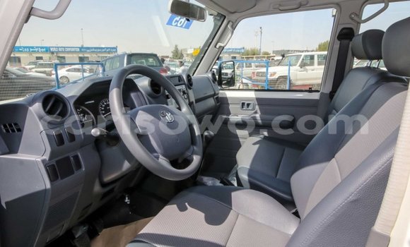 Acheter Neuf Voiture Toyota Land Cruiser Blanc à Abomey, Benin Acheter Neuf Voiture Toyota Land Cruiser Blanc à Abomey, Benin