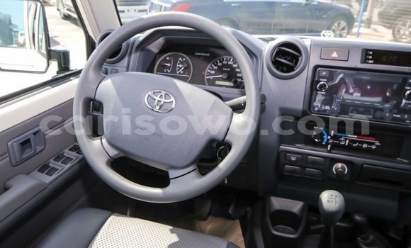 Acheter Neuf Voiture Toyota Land Cruiser Blanc à Abomey, Benin Acheter Neuf Voiture Toyota Land Cruiser Blanc à Abomey, Benin