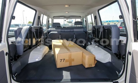 Acheter Neuf Voiture Toyota Land Cruiser Blanc à Abomey, Benin Acheter Neuf Voiture Toyota Land Cruiser Blanc à Abomey, Benin