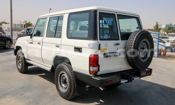 Acheter Neuf Voiture Toyota Land Cruiser Blanc à Abomey, Benin Acheter Neuf Voiture Toyota Land Cruiser Blanc à Abomey, Benin