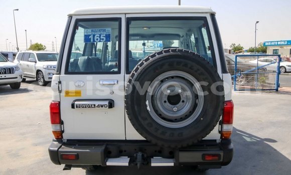 Acheter Neuf Voiture Toyota Land Cruiser Blanc à Abomey, Benin Acheter Neuf Voiture Toyota Land Cruiser Blanc à Abomey, Benin