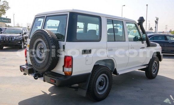 Acheter Neuf Voiture Toyota Land Cruiser Blanc à Abomey, Benin Acheter Neuf Voiture Toyota Land Cruiser Blanc à Abomey, Benin