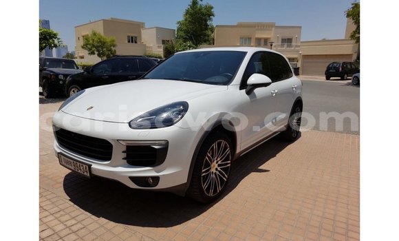 Sayi Imported Porsche Cayenne White Mota in Import - Dubai a Benin