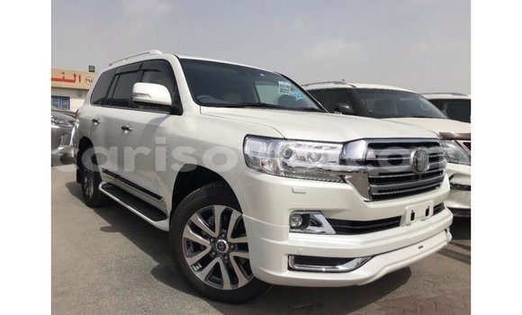 Acheter Import Voiture Toyota Land Cruiser Blanc à Import - Dubai, Benin Acheter Import Voiture Toyota Land Cruiser Blanc à Import - Dubai, Benin