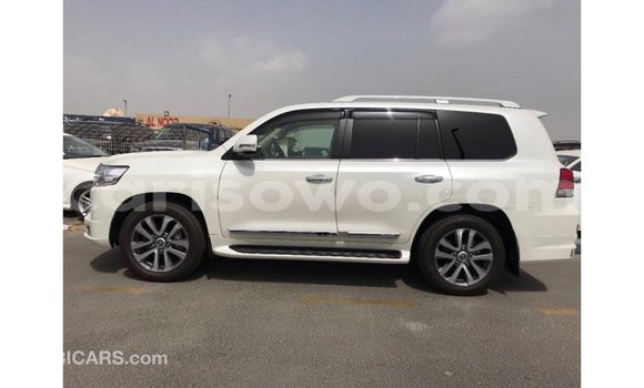 Acheter Import Voiture Toyota Land Cruiser Blanc à Import - Dubai, Benin Acheter Import Voiture Toyota Land Cruiser Blanc à Import - Dubai, Benin