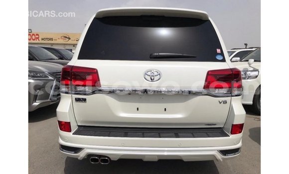 Acheter Import Voiture Toyota Land Cruiser Blanc à Import - Dubai, Benin Acheter Import Voiture Toyota Land Cruiser Blanc à Import - Dubai, Benin