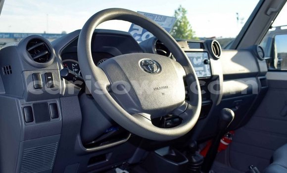 Acheter Neuf Voiture Toyota Land Cruiser Blanc à Abomey, Benin Acheter Neuf Voiture Toyota Land Cruiser Blanc à Abomey, Benin