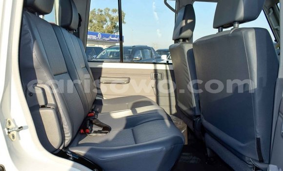 Acheter Neuf Voiture Toyota Land Cruiser Blanc à Abomey, Benin Acheter Neuf Voiture Toyota Land Cruiser Blanc à Abomey, Benin