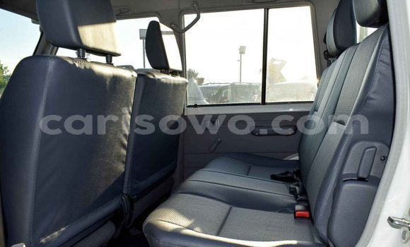 Acheter Neuf Voiture Toyota Land Cruiser Blanc à Abomey, Benin Acheter Neuf Voiture Toyota Land Cruiser Blanc à Abomey, Benin