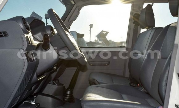 Acheter Neuf Voiture Toyota Land Cruiser Blanc à Abomey, Benin Acheter Neuf Voiture Toyota Land Cruiser Blanc à Abomey, Benin