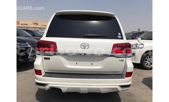 Acheter Import Voiture Toyota Land Cruiser Blanc à Import - Dubai, Benin Acheter Import Voiture Toyota Land Cruiser Blanc à Import - Dubai, Benin