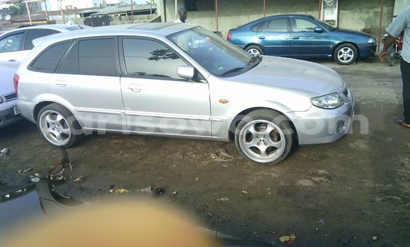 Sayi Na hannu Mazda 323 Azurfa Mota in Savalou a Benin