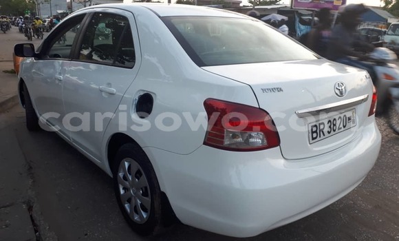 Sayi Na hannu Toyota Yaris White Mota in Cotonou a Benin Sayi Na hannu Toyota Yaris White Mota in Cotonou a Benin