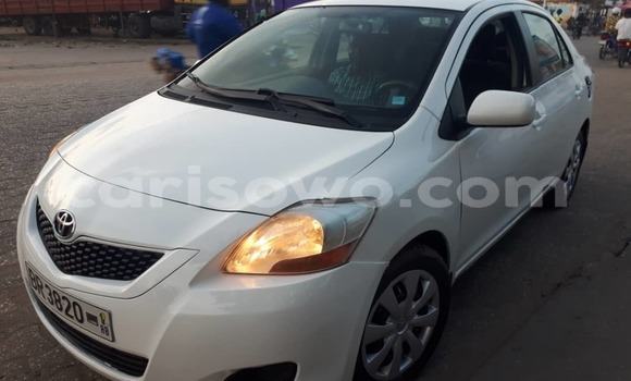 Sayi Na hannu Toyota Yaris White Mota in Cotonou a Benin Sayi Na hannu Toyota Yaris White Mota in Cotonou a Benin