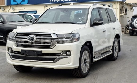 Sayi Imported Toyota Land Cruiser White Mota in Import - Dubai a Benin Sayi Imported Toyota Land Cruiser White Mota in Import - Dubai a Benin