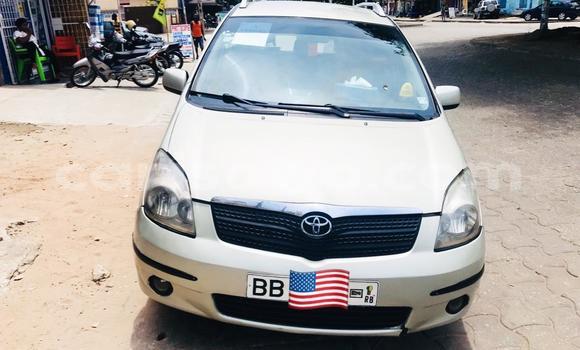 Sayi Na hannu Toyota Corolla Verso Azurfa Mota in Cotonou a Benin Sayi Na hannu Toyota Corolla Verso Azurfa Mota in Cotonou a Benin