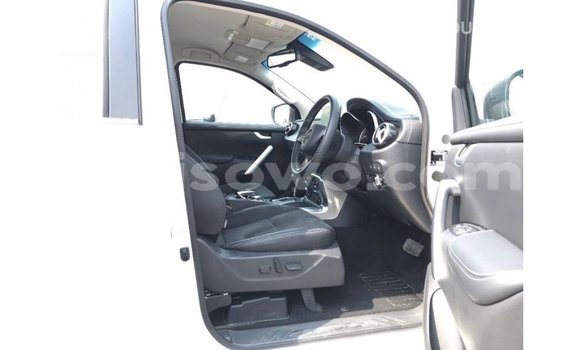 Acheter Import Voiture Mercedes-Benz 250 Blanc à Import - Dubai, Benin Acheter Import Voiture Mercedes-Benz 250 Blanc à Import - Dubai, Benin