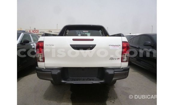 Sayi Imported Toyota Hilux White Mota in Import - Dubai a Benin Sayi Imported Toyota Hilux White Mota in Import - Dubai a Benin