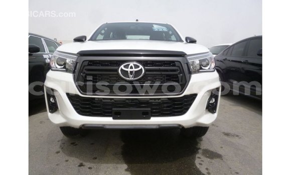 Sayi Imported Toyota Hilux White Mota in Import - Dubai a Benin Sayi Imported Toyota Hilux White Mota in Import - Dubai a Benin