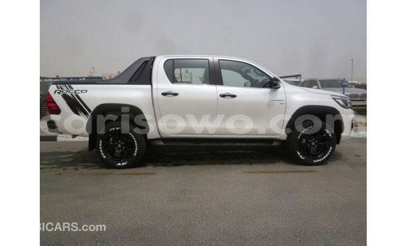 Sayi Imported Toyota Hilux White Mota in Import - Dubai a Benin Sayi Imported Toyota Hilux White Mota in Import - Dubai a Benin