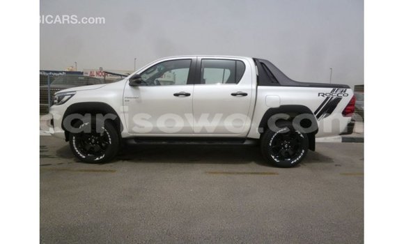 Sayi Imported Toyota Hilux White Mota in Import - Dubai a Benin Sayi Imported Toyota Hilux White Mota in Import - Dubai a Benin