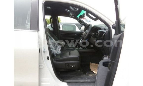 Sayi Imported Toyota Hilux White Mota in Import - Dubai a Benin Sayi Imported Toyota Hilux White Mota in Import - Dubai a Benin