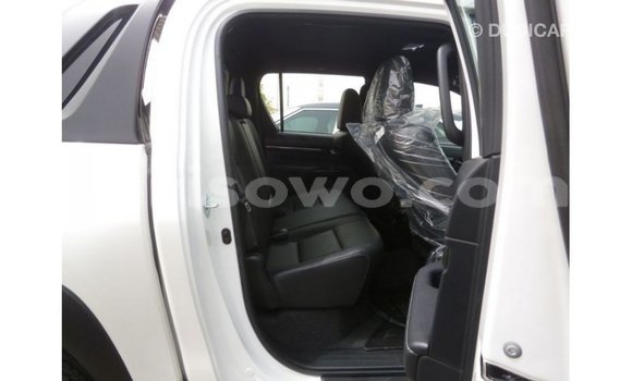 Sayi Imported Toyota Hilux White Mota in Import - Dubai a Benin Sayi Imported Toyota Hilux White Mota in Import - Dubai a Benin
