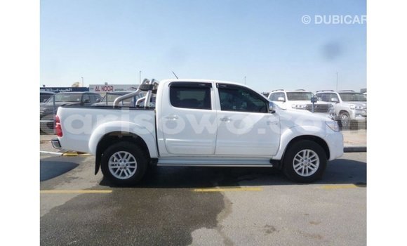 Acheter Import Voiture Toyota Hilux Blanc à Import - Dubai, Benin Acheter Import Voiture Toyota Hilux Blanc à Import - Dubai, Benin