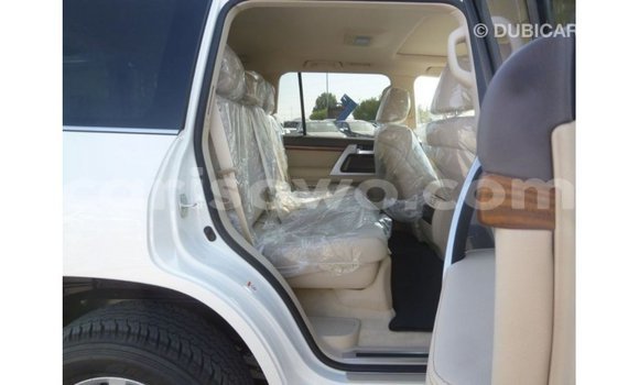 Acheter Import Voiture Toyota Land Cruiser Blanc à Import - Dubai, Benin Acheter Import Voiture Toyota Land Cruiser Blanc à Import - Dubai, Benin