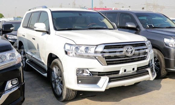 Acheter Import Voiture Toyota Land Cruiser Blanc à Import - Dubai, Benin Acheter Import Voiture Toyota Land Cruiser Blanc à Import - Dubai, Benin