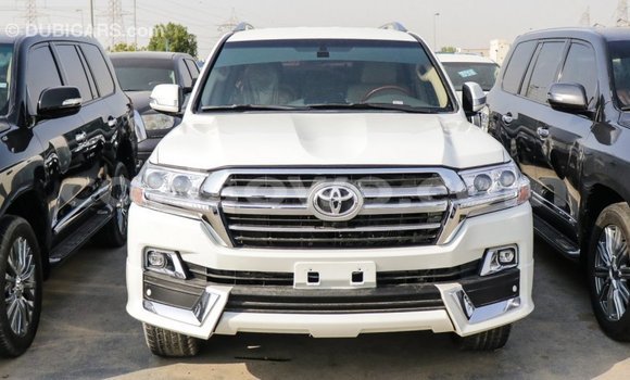 Acheter Import Voiture Toyota Land Cruiser Blanc à Import - Dubai, Benin Acheter Import Voiture Toyota Land Cruiser Blanc à Import - Dubai, Benin