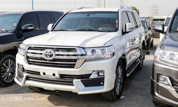 Acheter Import Voiture Toyota Land Cruiser Blanc à Import - Dubai, Benin Acheter Import Voiture Toyota Land Cruiser Blanc à Import - Dubai, Benin