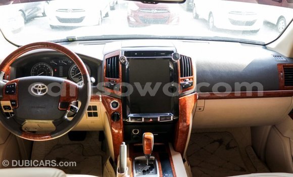 Acheter Import Voiture Toyota Land Cruiser Blanc à Import - Dubai, Benin Acheter Import Voiture Toyota Land Cruiser Blanc à Import - Dubai, Benin