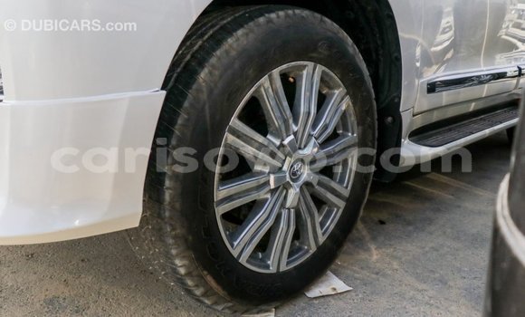 Acheter Import Voiture Toyota Land Cruiser Blanc à Import - Dubai, Benin Acheter Import Voiture Toyota Land Cruiser Blanc à Import - Dubai, Benin