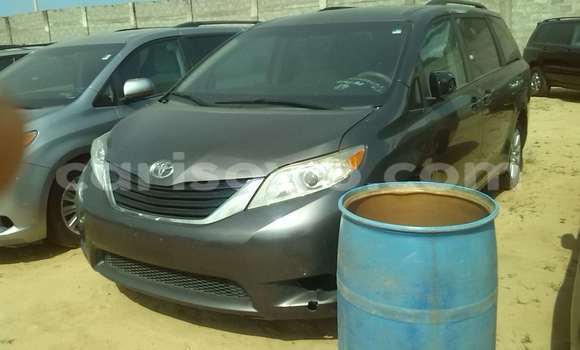 Acheter Occasion Voiture Toyota Sienna Marron à Porto Novo, Benin Acheter Occasion Voiture Toyota Sienna Marron à Porto Novo, Benin