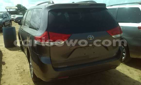 Acheter Occasion Voiture Toyota Sienna Marron à Porto Novo, Benin Acheter Occasion Voiture Toyota Sienna Marron à Porto Novo, Benin