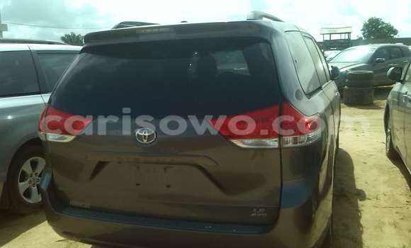 Acheter Occasion Voiture Toyota Sienna Marron à Porto Novo, Benin Acheter Occasion Voiture Toyota Sienna Marron à Porto Novo, Benin