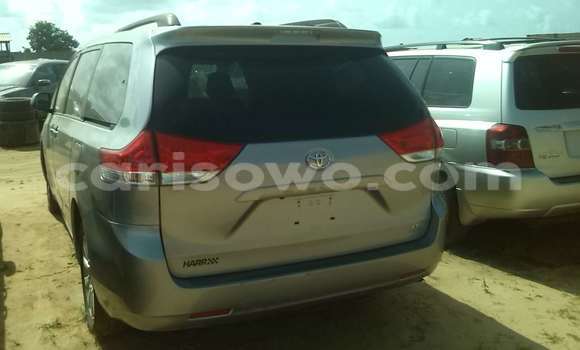 Acheter Occasion Voiture Toyota Sienna Marron à Porto Novo, Benin Acheter Occasion Voiture Toyota Sienna Marron à Porto Novo, Benin