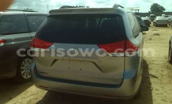 Acheter Occasion Voiture Toyota Sienna Gris à Porto Novo, Benin Acheter Occasion Voiture Toyota Sienna Gris à Porto Novo, Benin