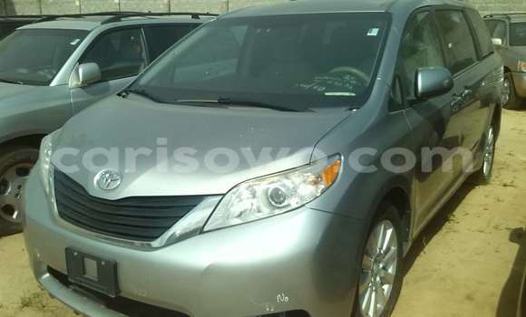 Acheter Occasion Voiture Toyota Sienna Gris à Porto Novo, Benin Acheter Occasion Voiture Toyota Sienna Gris à Porto Novo, Benin